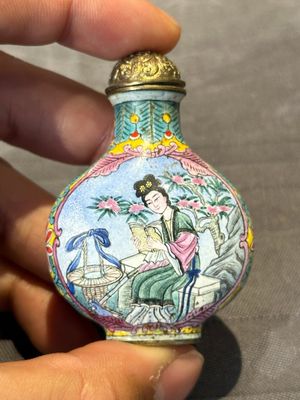 Six Chinese Peking enamel snuff bottles with European design, Qianlong mark, 19/20th C. — photo 2