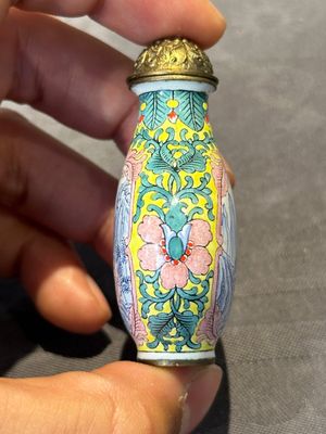 Six Chinese Peking enamel snuff bottles with European design, Qianlong mark, 19/20th C. — photo 21