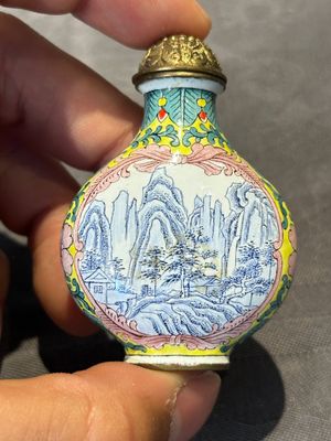 Six Chinese Peking enamel snuff bottles with European design, Qianlong mark, 19/20th C. — photo 22