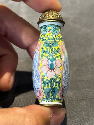 Six Chinese Peking enamel snuff bottles with European design, Qianlong mark, 19/20th C. — photo 23