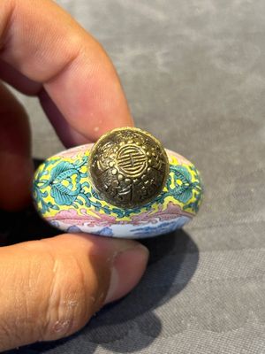 Six Chinese Peking enamel snuff bottles with European design, Qianlong mark, 19/20th C. — photo 24