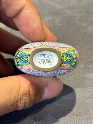 Six Chinese Peking enamel snuff bottles with European design, Qianlong mark, 19/20th C. — photo 25