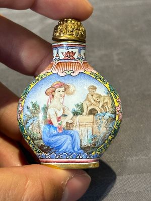 Six Chinese Peking enamel snuff bottles with European design, Qianlong mark, 19/20th C. — photo 26
