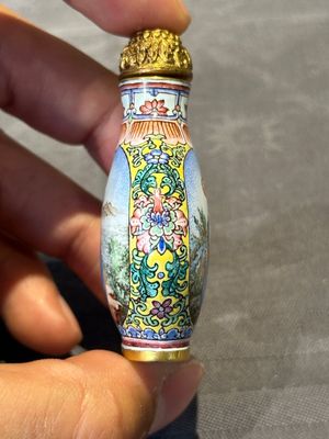 Six Chinese Peking enamel snuff bottles with European design, Qianlong mark, 19/20th C. — photo 27