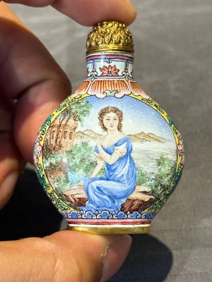 Six Chinese Peking enamel snuff bottles with European design, Qianlong mark, 19/20th C. — photo 28