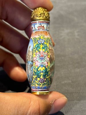 Six Chinese Peking enamel snuff bottles with European design, Qianlong mark, 19/20th C. — photo 29