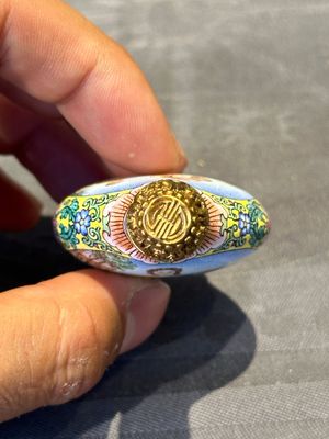 Six Chinese Peking enamel snuff bottles with European design, Qianlong mark, 19/20th C. — photo 30