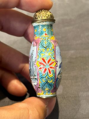 Six Chinese Peking enamel snuff bottles with European design, Qianlong mark, 19/20th C. — photo 3