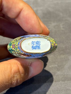 Six Chinese Peking enamel snuff bottles with European design, Qianlong mark, 19/20th C. — photo 31