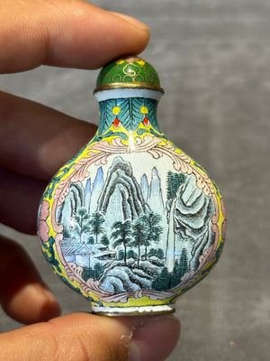 Six Chinese Peking enamel snuff bottles with European design, Qianlong mark, 19/20th C. — photo 32