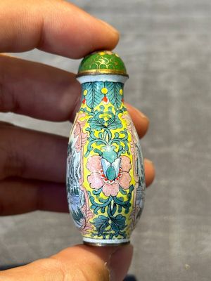 Six Chinese Peking enamel snuff bottles with European design, Qianlong mark, 19/20th C. — photo 33