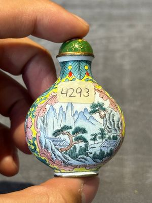 Six Chinese Peking enamel snuff bottles with European design, Qianlong mark, 19/20th C. — photo 34