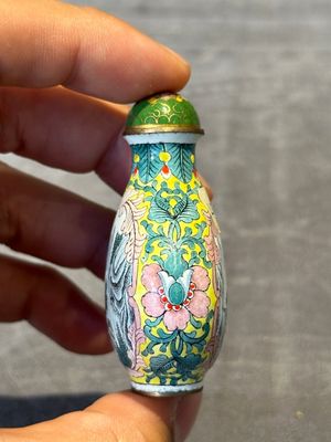 Six Chinese Peking enamel snuff bottles with European design, Qianlong mark, 19/20th C. — photo 35