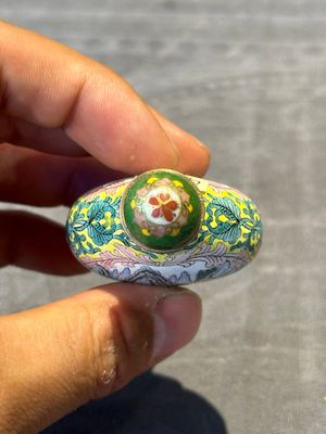 Six Chinese Peking enamel snuff bottles with European design, Qianlong mark, 19/20th C. — photo 36