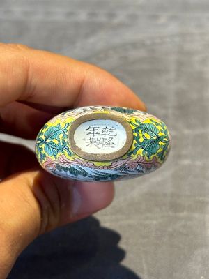 Six Chinese Peking enamel snuff bottles with European design, Qianlong mark, 19/20th C. — photo 37