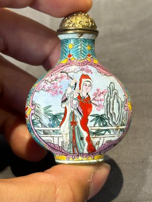 Six Chinese Peking enamel snuff bottles with European design, Qianlong mark, 19/20th C. — photo 4