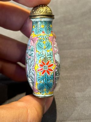 Six Chinese Peking enamel snuff bottles with European design, Qianlong mark, 19/20th C. — photo 5