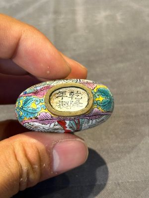 Six Chinese Peking enamel snuff bottles with European design, Qianlong mark, 19/20th C. — photo 7