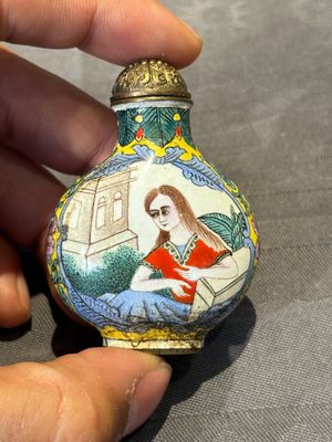 Six Chinese Peking enamel snuff bottles with European design, Qianlong mark, 19/20th C. — photo 8
