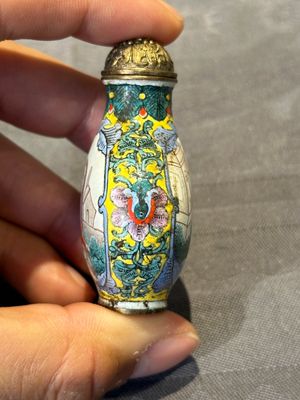 Six Chinese Peking enamel snuff bottles with European design, Qianlong mark, 19/20th C. — photo 9