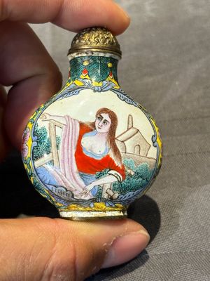 Six Chinese Peking enamel snuff bottles with European design, Qianlong mark, 19/20th C. — photo 10