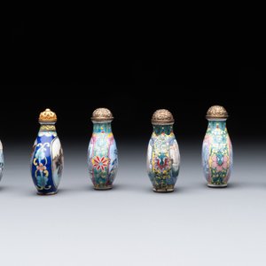 Six Chinese Peking enamel snuff bottles with European design, Qianlong mark, 19/20th C. — photo 2