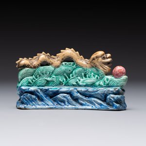 Six Chinese porcelain and glass brush rests, 19/20th C. — photo 11