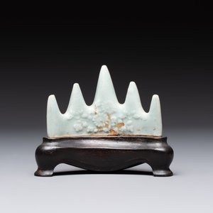 Six Chinese porcelain and glass brush rests, 19/20th C. — photo 22