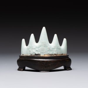 Six Chinese porcelain and glass brush rests, 19/20th C. — photo 23