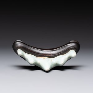 Six Chinese porcelain and glass brush rests, 19/20th C. — photo 24