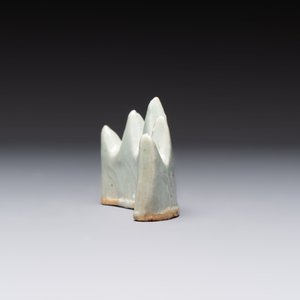 Six Chinese porcelain and glass brush rests, 19/20th C. — photo 7