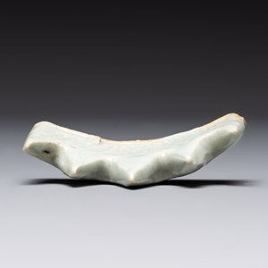 Six Chinese porcelain and glass brush rests, 19/20th C. — photo 10