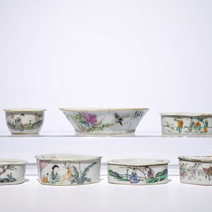 Six Chinese qianjiang cai cricket boxes and a bat-shaped bowl, 19/20th C. — photo 2