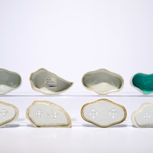 Six Chinese qianjiang cai cricket boxes and a bat-shaped bowl, 19/20th C. — photo 6