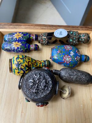 Six Chinese silver and cloisonné snuff bottles, 19/20th C. — 照片 1