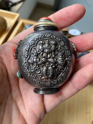 Six Chinese silver and cloisonné snuff bottles, 19/20th C. — 照片 2