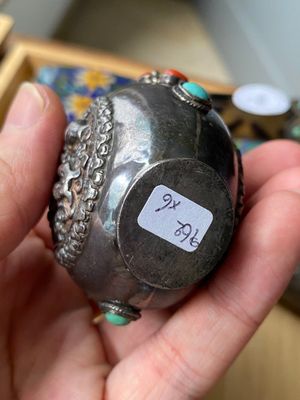 Six Chinese silver and cloisonné snuff bottles, 19/20th C. — 照片 3