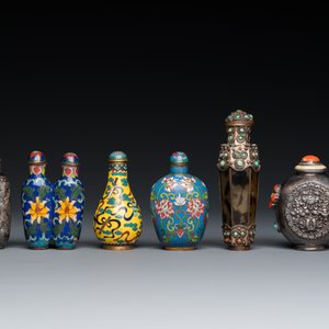 Six Chinese silver and cloisonné snuff bottles, 19/20th C. — 照片 2