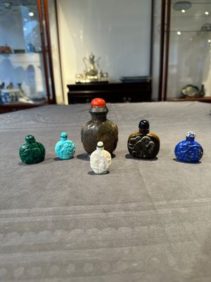 Six Chinese snuff bottles in various carved gemstones, 19/20th C. — photo 1