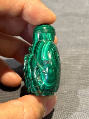 Six Chinese snuff bottles in various carved gemstones, 19/20th C. — photo 17