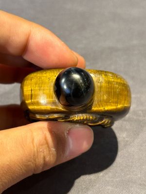 Six Chinese snuff bottles in various carved gemstones, 19/20th C. — photo 30