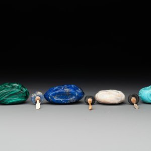 Six Chinese snuff bottles in various carved gemstones, 19/20th C. — photo 7