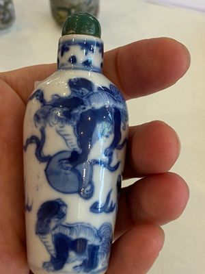 Six Chinese snuff bottles with dragons and Buddhist lions, 19/20th C. — 照片 21