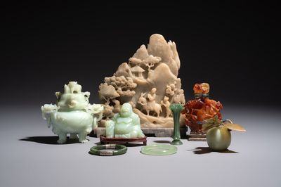 Six Chinese stone carvings and two jade bangles, 19/20th C.
