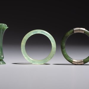 Six Chinese stone carvings and two jade bangles, 19/20th C. — photo 14