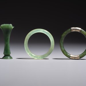 Six Chinese stone carvings and two jade bangles, 19/20th C. — photo 15