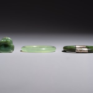Six Chinese stone carvings and two jade bangles, 19/20th C. — photo 16