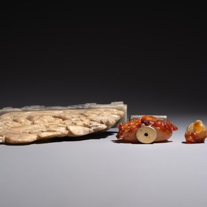 Six Chinese stone carvings and two jade bangles, 19/20th C. — photo 6