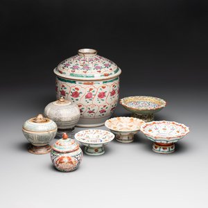 Six Chinese Thai market Bencharong-style wares and two Thai Sawankhalok wares, 15/19th C. — foto 1