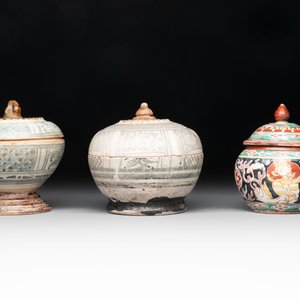 Six Chinese Thai market Bencharong-style wares and two Thai Sawankhalok wares, 15/19th C. — foto 11